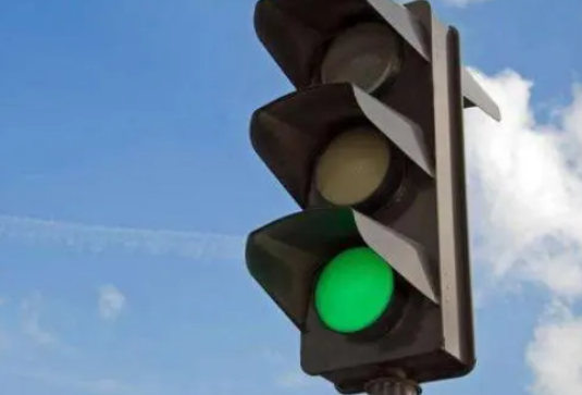 三女子擅自移動信號燈引發交通擁堵：竟是為了方便自己過馬路？